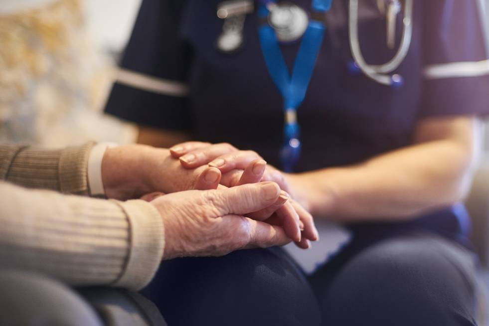 a doctor is advising a patient for mental health